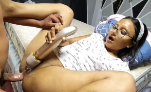 Novinha nerd gozando dando o cu no pelo