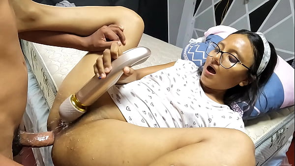 Novinha nerd gozando dando o cu no pelo