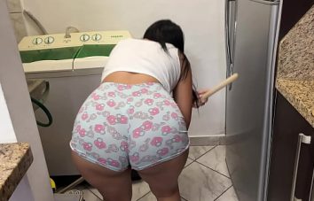 Encuentro a mi Hermosa Madrastra Lavando y limpiando me quede para Verle Su Gran Culo